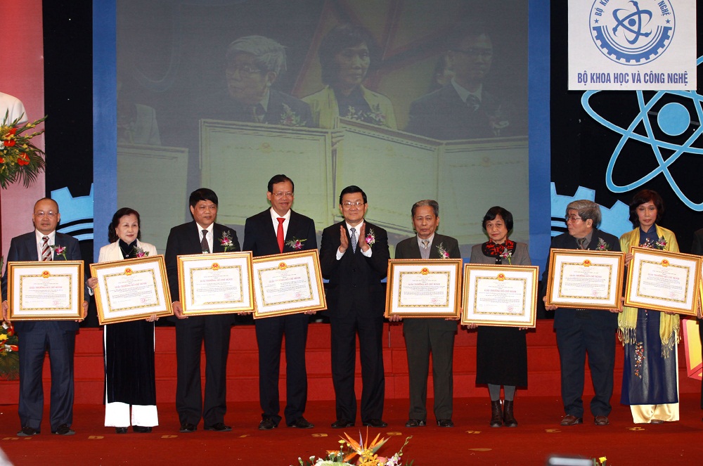 Đại diện tác giả và nhóm tác giả được trao giải thưởng Hồ Chí Minh về KH&CN năm 2010