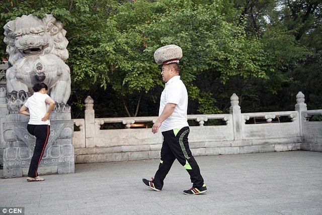 Ông Cong Yan đi bộ mỗi sáng 3km. Ảnh: Daily Mail
