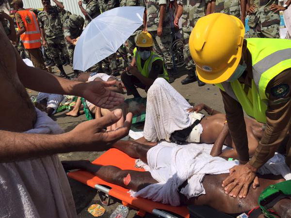 Các nạn nhân đang được cấp cứu sau vụ giẫm đạp chết người ở thánh địa Mecca