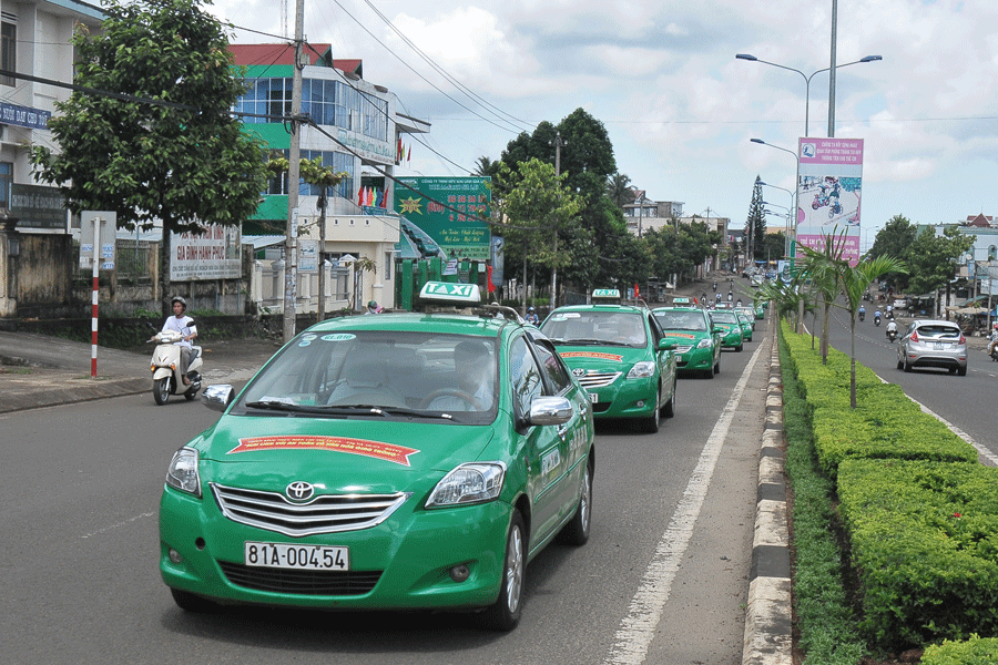 Thủ tướng Nguyễn Tấn Dũng yêu cầu tiếp tục bình ổn giá cước vận tải, giảm giá cước taxi