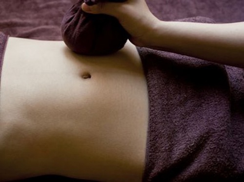 Giảm mỡ bụng hiệu quả tại nhà bằng muối rang cần kết hợp với massage nhẹ nhàng