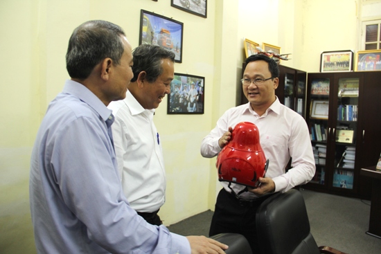 Ông Khuất Việt Hùng giới thiệu với Phó Thủ tướng Trương Hòa Bình  và Bộ trưởng Trương Quang Nghĩa về mũ bảo hiểm dành riêng cho phụ nữ người dân tộc