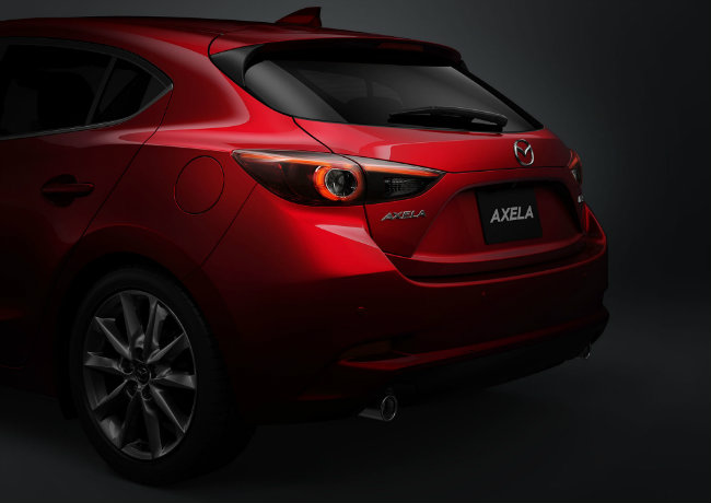 Hệ dẫn động toàn bánh i-Active của Mazda cũng được tùy chọn cho loại động cơ SkyActiv-D 2.2. Các công nghệ liên quan đến điều khiển xe khác trên Mazda 3 2017 còn có hệ thống phanh tái sinh năng lượng (i-ELOOP), tắt máy khi xe dừng lâu (i-Stop), hỗ trợ lái xe (i-DM) và lựa chọn chế độ lái (Sport mode).