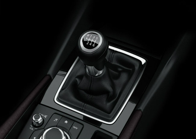 Bước vào bên trong, Mazda 3 2017 vẫn giữ hệ thống màn hình thông tin MZD Connect ở giữa bảng điều khiển. Các chi tiết khác vẫn không thay đổi như điều hòa nhiệt độ hai chiều và thiết kế các cánh thông gió của điều hòa.