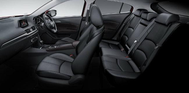 Theo Mazda, màn hình lái chủ động cũng được nâng cao để hiển thị các chi tiết màu sáng cao hơn, sác nét hơn và độ tương phản đáng tin cậy hơn. Các góc nhìn, ánh sáng và nội dung thông tin có thể được lưu vào bộ nhớ của ghế ngồi chỉnh điện xoay 10 hướng.