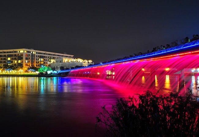 Giáng sinh Sài Gòn nên đi chơi chụp hình tại cầu Ánh Sao
