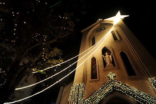 Mùa Giáng sinh ở Hà Nội năm nay, độc giả có thể ghé thăm nhà thờ Hàm Long nổi tiếng