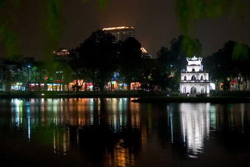 Đêm Giáng sinh ở Hà Nội, nhiều người lựa chọn Hồ Gươm làm điểm đến cho mình