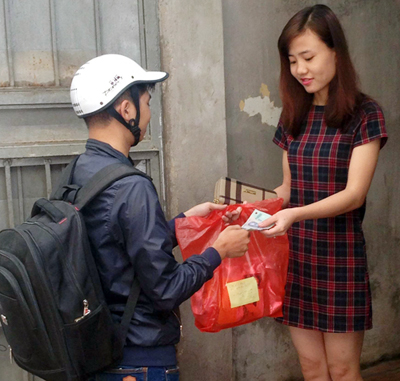 Cuộc chiến giành giật khách hàng giữa các nhóm shipper đang diễn ra khá gay gắt