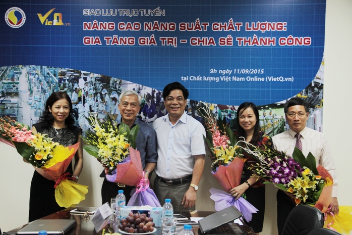 Tổng biên tập Chất lượng Việt Nam (VietQ.vn) tặng hoa cho các khách mời tham gia chương trình giao lưu trực tuyến
