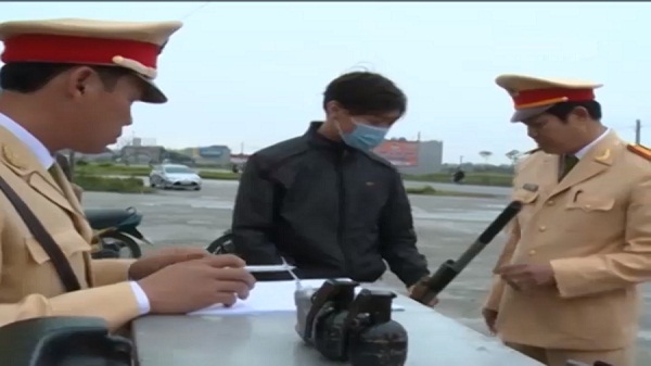 Người dân đến giao nộp vũ khí nóng cho lực lượng CSGT tỉnh Thái Bình