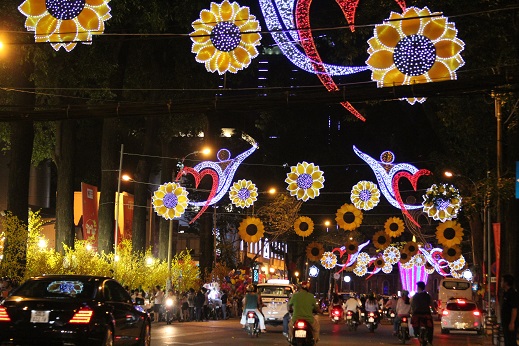 Đường phố Sài Gòn rực rỡ trước thời khắc Giao thừa 2015