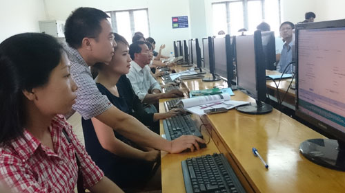 Cán bộ Cục đăng kiểm Việt Nam trực tiếp hướng dẫn các doanh nghiệp đăng ký giấy phép nhập khẩu xe máy trên Cổng thông tin một cửa Quốc gia