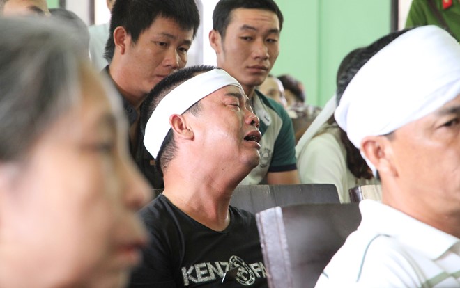 Ông Nguyễn Văn Hiền - chồng chị Tý (nạn nhân thảm án giết người dã man) khóc ngất ở hội trường xét xử