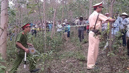 Cơ quan chức năng khám nghiệm hiện trường vụ giết nữ sinh trong rừng