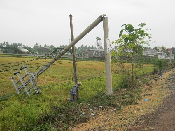 Nhiều hộ dân ở Buôn Ma Thuột phải sống trong cảnh mất điện vì gió lốc quật đổ hàng loạt trụ điện cao thế