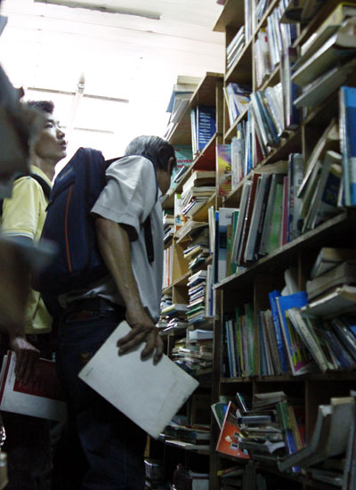 Độc giả S&agrave;i Th&agrave;nh đổ x&ocirc; đ mua s&aacute;ch cũ để tr&aacute;nh t&igrave;nh trạng s&aacute;ch th&agrave;nh phế liệu