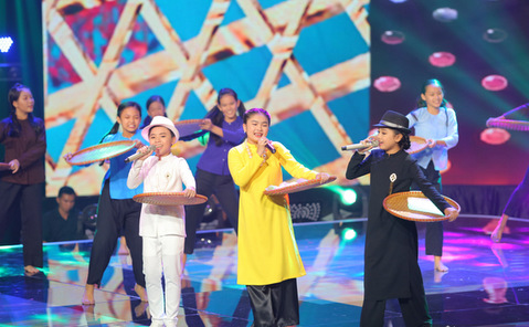 Quán quân Nguyễn Thiện Nhân trở lại Giọng hát Việt nhí 2015 với liên khúc được dàn dựng công phu