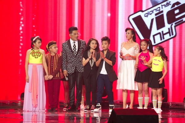 MC công bố kết quả trong đêm liveshow 4 của Giọng hát Việt nhí 2015