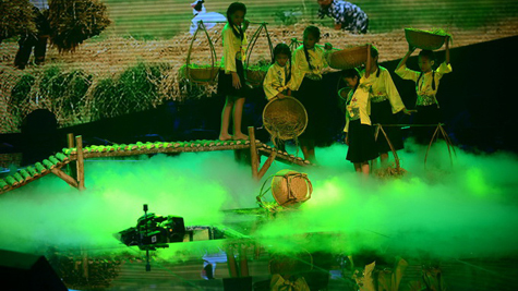 Sân khấu Giọng hát Việt nhí bị sập khiến cho các em đang biểu diễn hoang mang