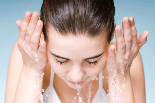 Rửa sạch mặt để giữ lớp trang điểm lâu trôi