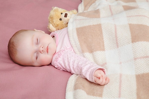 Lưu ý giữ ấm cho trẻ khi ngủ trong mùa đông đó là luôn giữ bụng, tay và chân bé ấm áp