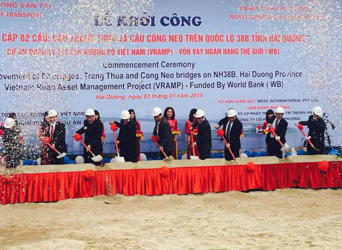 Lãnh đạo Bộ Giao thông Vận tải và tỉnh Hải Dương khởi công dự án cầu ngày 3/1. Ảnh: MT