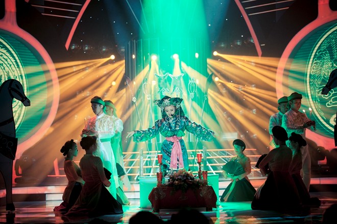Phần hát chầu văn xuất sắc của quán quân Vietnam Idol Nhật Thủy khiến ban giám khảo và khán giả theo dõi Gương mặt thân quen 2015 thích thú