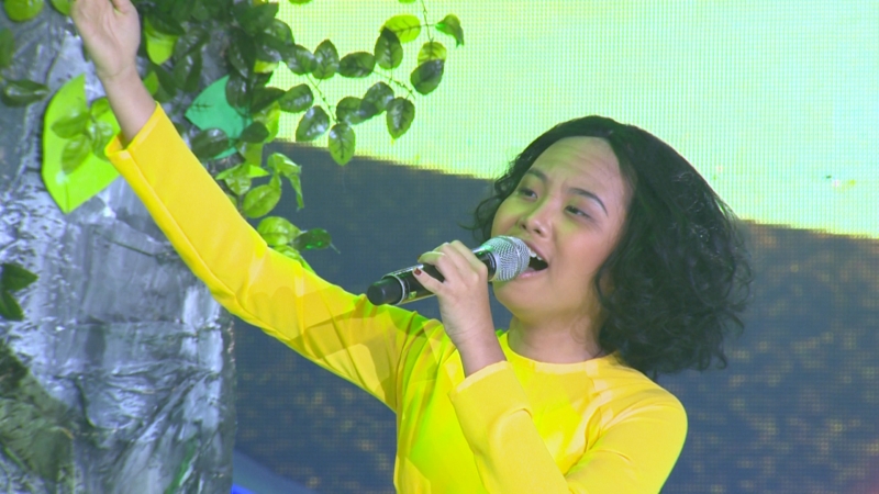 Ở Gương mặt thân quen nhí 2015 tập 3, Phương Mỹ Chi tái hiện lại hình ảnh NSƯT Măng Thị Hội trong ca khúc Bóng cây Konia nổi tiếng