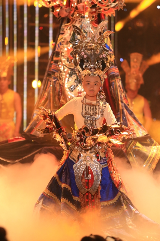 Tuy chấp nhận ‘cạo đầu’ và đội chiếc mũ nặng hơn 10kg nhưng Phương Mỹ Chi vẫn không giành được chiến thắng trong tập 4 Gương mặt thân quen nhí