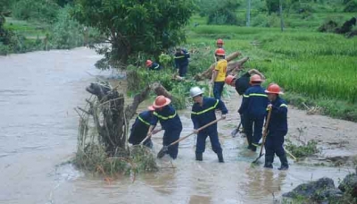 Lực lượng cứu hộ tỉnh Hà Giang đang khẩn trương tìm kiếm 3 mẹ con bà bầu mất tích do bị lũ cuốn