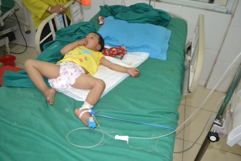 Hà Giang: Kinh hoàng bé gái 3 tuổi bị đạn lạc bắn xuyên đầu