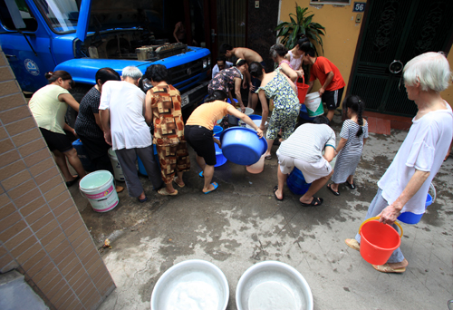 Người dân phải chịu cảnh mất điện mất nước trong hè 2015 tại một số nơi ở Hà Nội