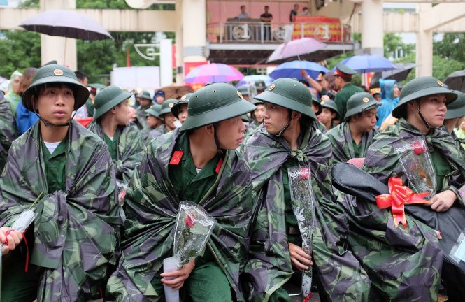 Những ánh mắt của nhiều tân binh Hà Nội tranh thủ tìm kiếm người thân trước giờ lên đường nhập ngũ