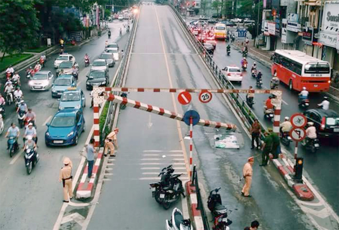Hiện trường vụ tai nạn hy hữu ở nút giao thông ngã tư Thái Hà – Tây Sơn (Hà Nội)