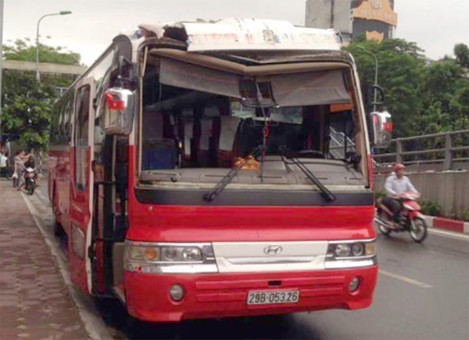 Tài xế xe khách đâm sập thanh giới hạn cầu vượt toan bỏ trốn nhưng bị người dân cùng cảnh sát giao thông Hà Nội chặn giữ