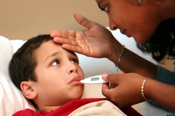 Sai lầm khi hạ sốt cho trẻ có thể khiến trẻ bệnh nặng hơn, thậm chí tử vong