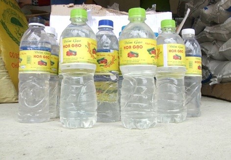 Cảnh sát môi trường tỉnh Nghệ An đã bắt giữ cơ sở sản xuất trái phép hơn 2.000 chai giấm ăn loại 500ml