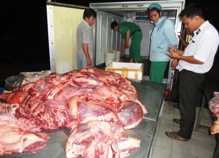 Chủ sạp buôn thịt lợn bẩn trộn lẫn thịt sạch khiến người mua khó phân biệt