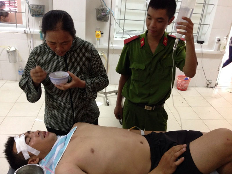 Cảnh sát giao thông Tuấn được người nhà chăm sóc lúc đang điều trị tại BVĐK tỉnh Hà Tĩnh