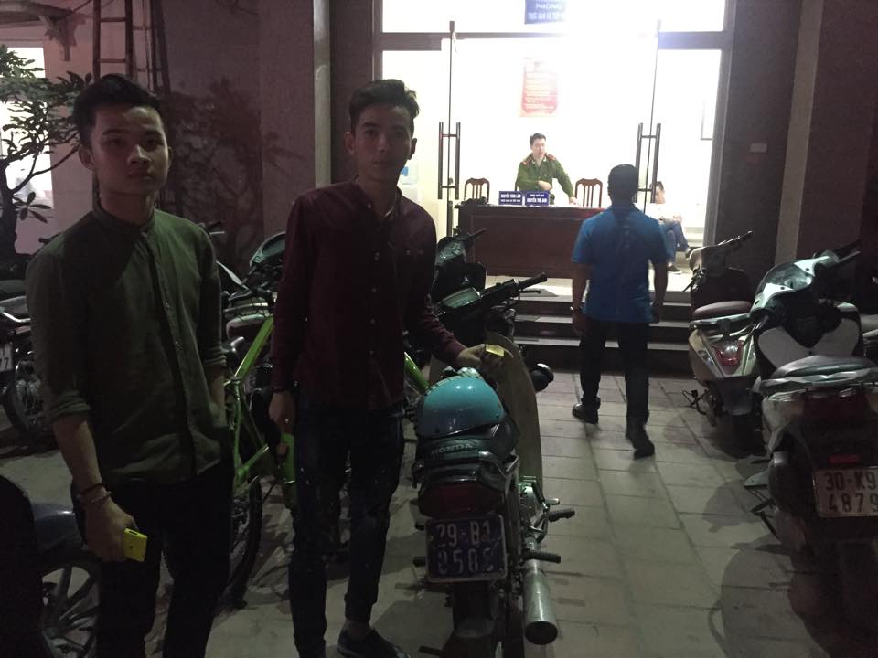 Hai nhân viên quán karaoke 'vác' xe máy… biển xanh dạo phố