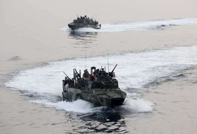Hai thuyền hải quân Mỹ tuần tra ở vùng Vịnh trong bức ảnh chụp hồi tháng 5-2013 - Ảnh: Reuters