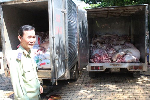 Hai xe tải chở gần 5 tấn thịt heo hôi thối đang tuồn vào khu chợ thực phẩm dành cho công nhân