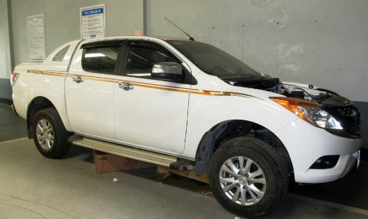  Chiếc xe Mazda BT 50 của ông Thông đang nằm ở xưởng, chờ tòa án phân xử bảo hành. Ảnh: Pháp luật Việt Nam