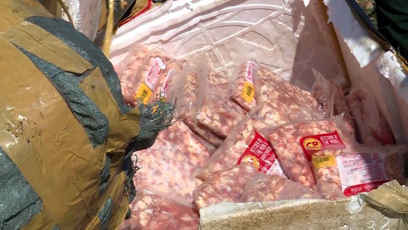  Nếu vận chuyển chót lọt, số gân gà này sẽ được đem đi tiêu thụ ở Đà Nẵng. Ảnh: Vietnamnet