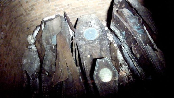Các quan tài trong hầm mộ cổ bên dưới nhà thờ Gloucester
