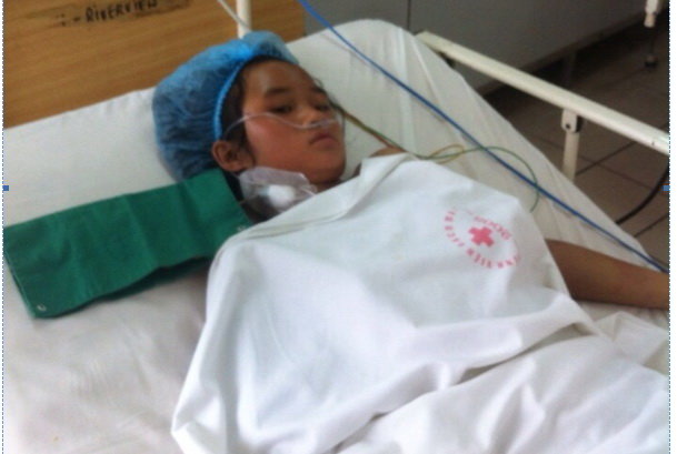 Cháu Lý Quỳnh Trang đang được điều trị tại Bệnh viện Bạch Mai vì bị ong đốt tới hơn 100 mũi