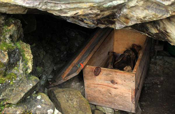 Kỳ bí hang động xác ướp hun khói từ ngàn năm trước