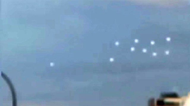 Những đốm sáng bí ẩn được cho là UFO trên bầu trời Nhật Bản. Ảnh Dân Trí