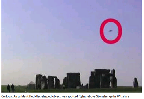 UFO xuất hiện ở di tích Stonehenge, Anh. Ảnh Mirror